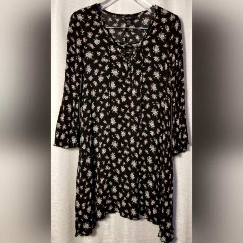 Black and White Floral Boho 3/4 Bell Sleeve Tie Scoop Neck Mini Dress. Size LG.